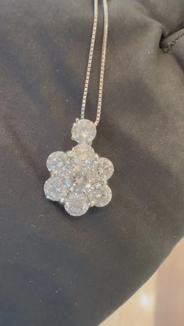 ✨本日もご覧いただきましてありがとうございます
Thank you for watching today as well.🌟

担当29

Pt850/900

Diamond 3.02ct

SP¥480.000
Size 45cmA/5.2g

No 934592

ご興味を持って頂きましたらお早めのお問い合わせを頂ければ幸いです。
🌟お買取りも喜んで承っております！
皆様　ジュエリーを重さで売卻していませんか？
✨寶石&デザインを適正に評価
✨ハイクオリティージュエリーは更に高価買取
💎キネヤ の査定は専門のベテランバイヤーが行います
💎長く経験を積んだ買取のスペシャリストです

橫浜西口本店：‪0120-211-205‬　（橫浜駅　徒歩約5分）
関內店：‪0120-884-055‬　　（関內駅　徒歩約5分
伊勢佐木町店：‪0120-262-253‬　（伊勢佐木長者町、日ノ出町駅　徒歩約5分）

#ジュエリー#寶石#K18#ダイヤモンド#ピアス#リング# Pierce
#japan#kineya #ジュエリーキネヤ#ハイジュエリー#ring#ピジョンブラッド #jewellery #jewellerydesig

#日本中古 #高級珠寶 #鑽石首飾 #日本中古珠寶 #日本珠寶 #珠寶#diamond#橫濱 #goldjewellery #Jewelry Kineya Isezaki Shop