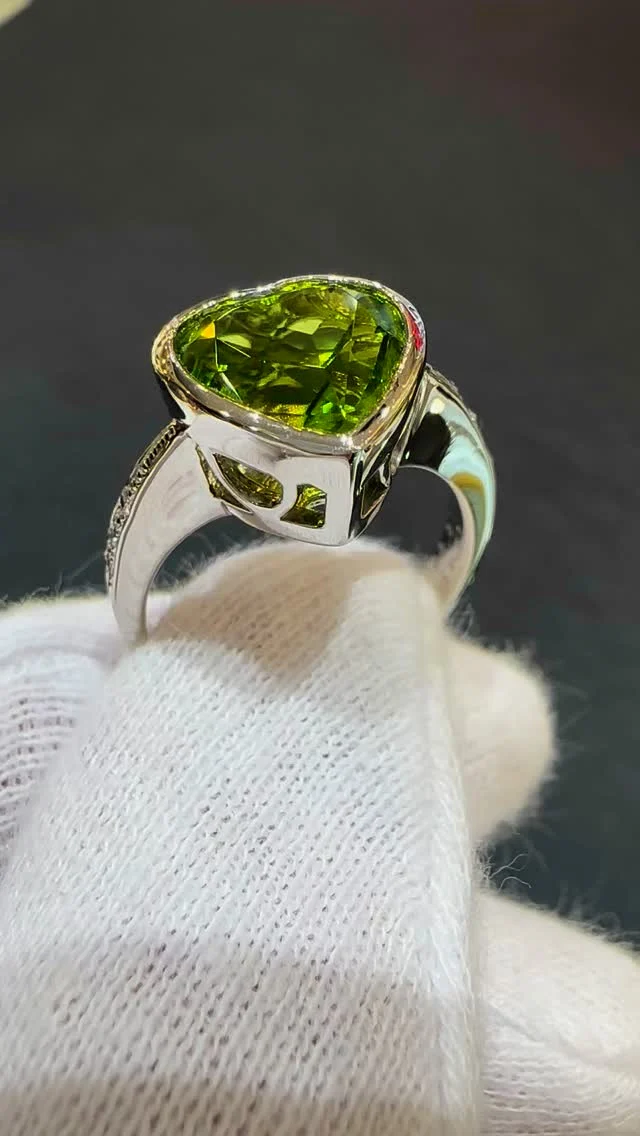 ✨本日もご覧いただきましてありがとうございます
Thank you for watching today as well.🌟

Pt900 Peridot 4.49ct Diamond 0.05ct #14 8.5g 
No928238 Special Price ¥89,800 
担当40

#ジュエリー #kineya #jewellery #ジュエリーキネヤ #ダイヤモンド #宝石 #jewellerydesig #japan #高級珠寶 #green #heart #ring#diamond #peridot